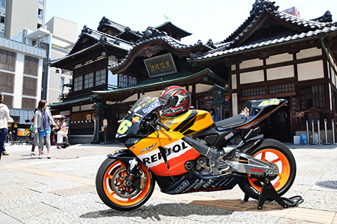 道後温泉前に会長バイク